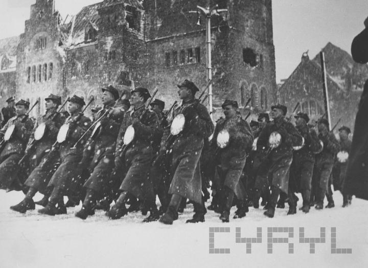defilada żołnierzy 1945 poznań cyryl - Cyryl - Cyfrowe Repozytorium Lokalne Poznań
