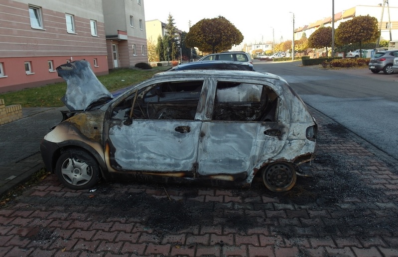 spalone auta podpalacz - Policja Leszno