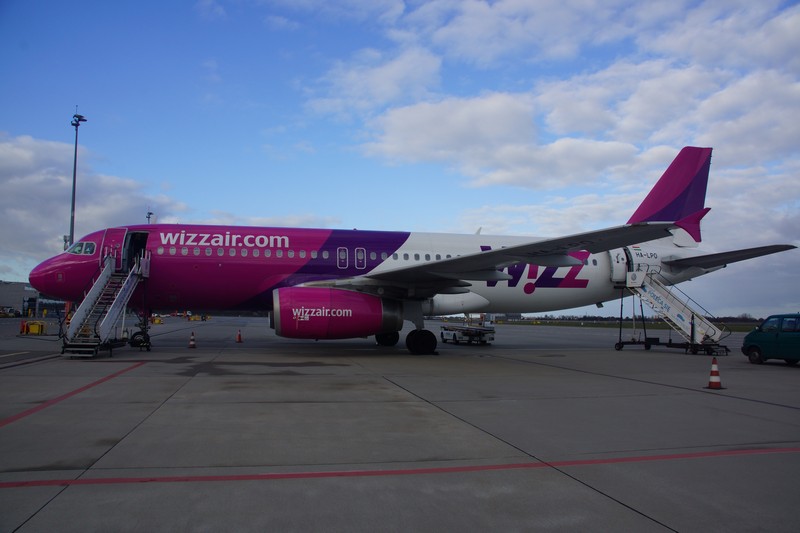 samolot wizzair na lotnisku ławica - KWP w Poznaniu