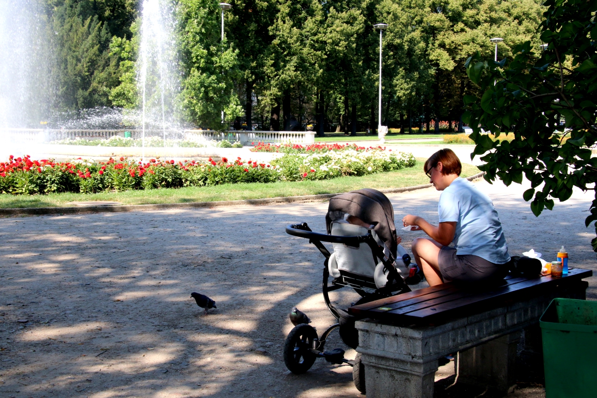 matka z dzieckiem wózek park spacer sołacki - Szymon Mazur