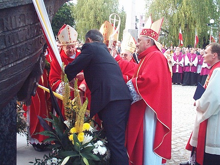 Pomnik papieża w Pile - Wiesława Pinkowska