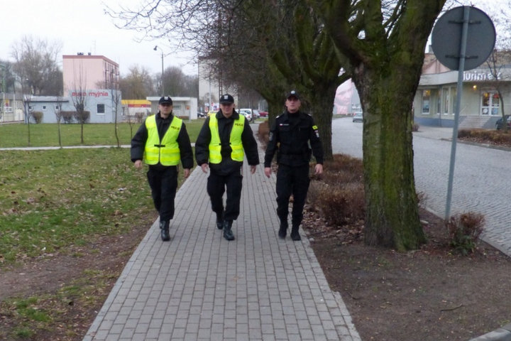 słupscy policjanci na patrolu - Policja Leszno