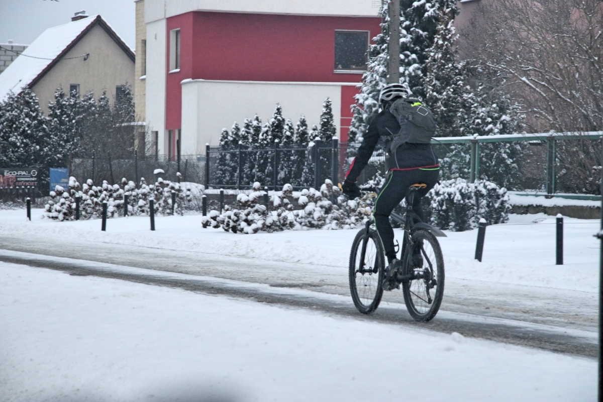 rowerzysta zimą, rowerem po śniegu - Radio Merkury