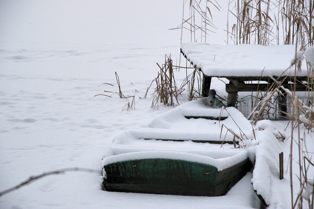 śnieg ośnieżona łódka jezioro zamarznięte lód - Marcin Wesołowski