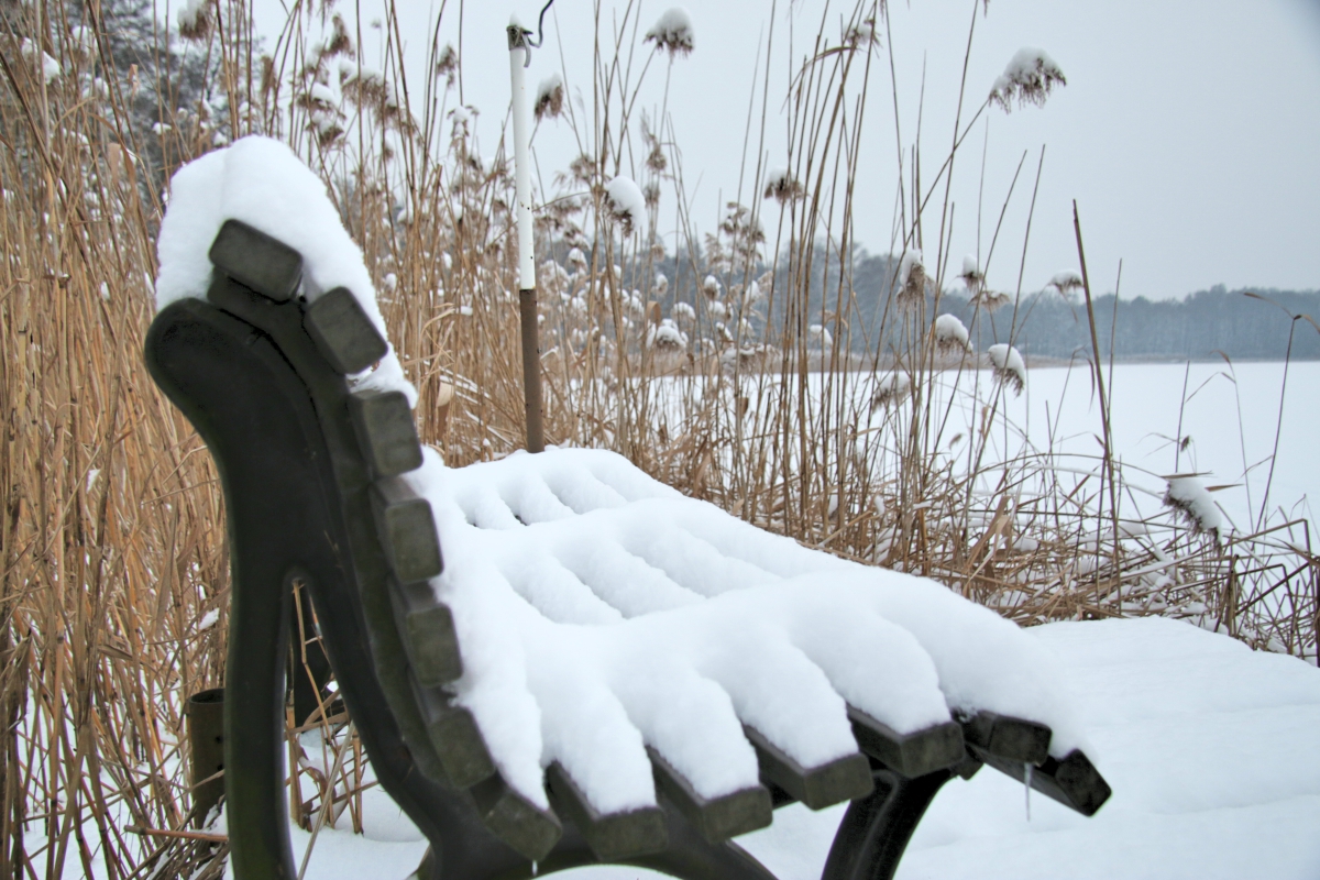 śnieg ośnieżona ławka zima - Szymon Mazur