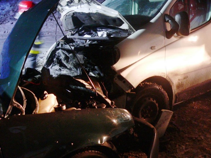 rozbity samochód wypadek - Straż Pożarna Leszno