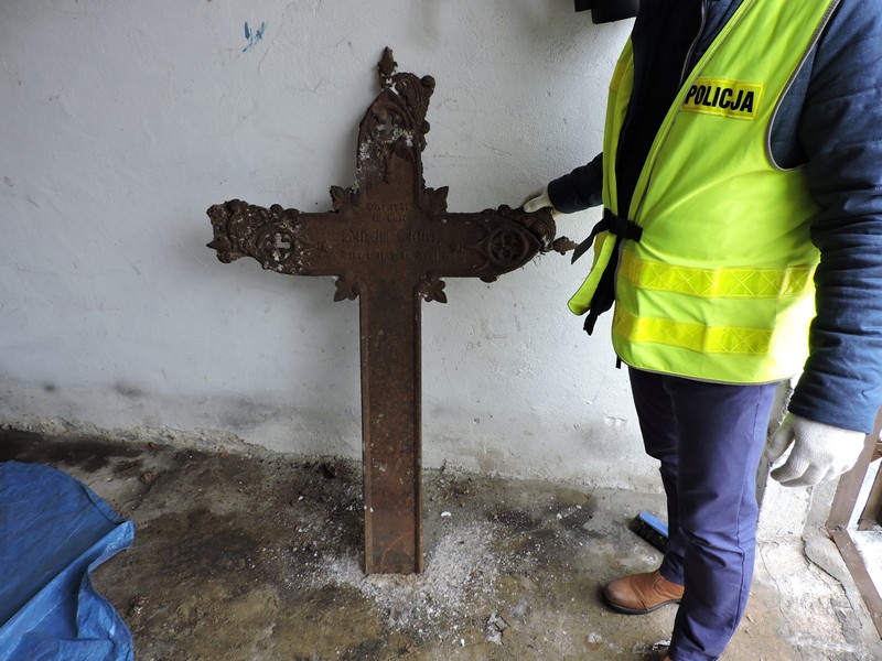 krzyże z cmentarza ewangelickiego - Policja Złotów