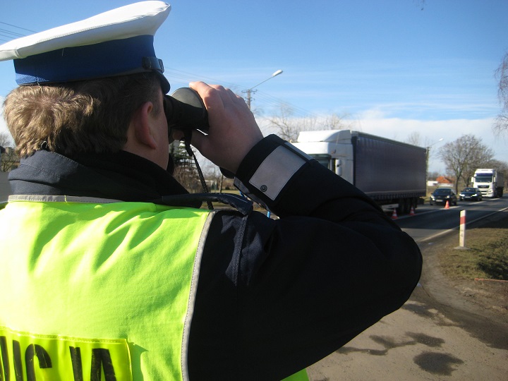 policjant patrzy przez lornetkę patrol drogówki - Rafał Regulski