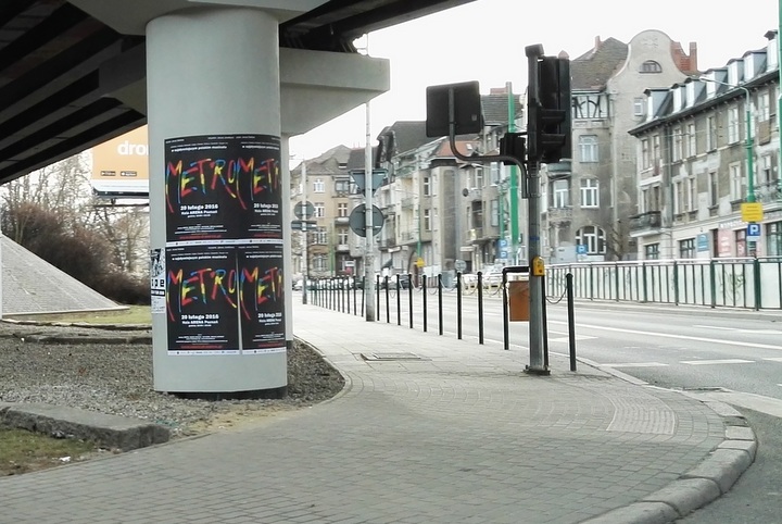plakaty pod wiaduktem - Maciej Krzywoszyński