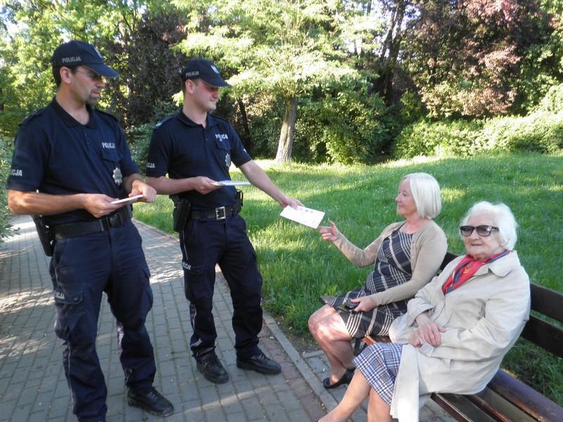seniorzy dostają ulotki - Policja Poznań