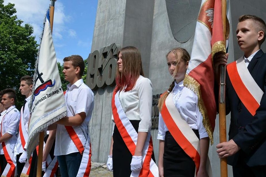 uczniowie pod krzyżami2 - Urząd Miasta Poznania