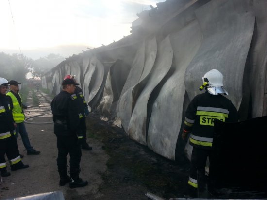 spalona hala firmy - Straż Pożarna Leszno