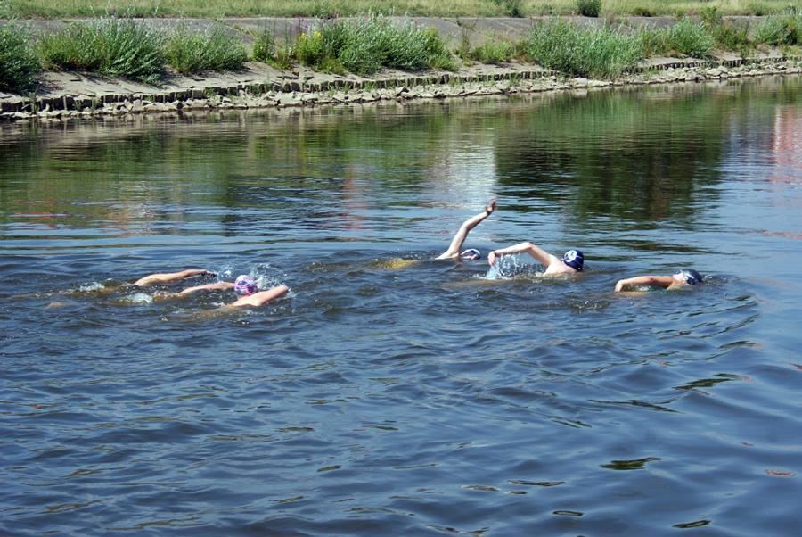 dzieciaki chojraki pływacy pływanie rzeka warta - facebook.com/dzieciakichojraki