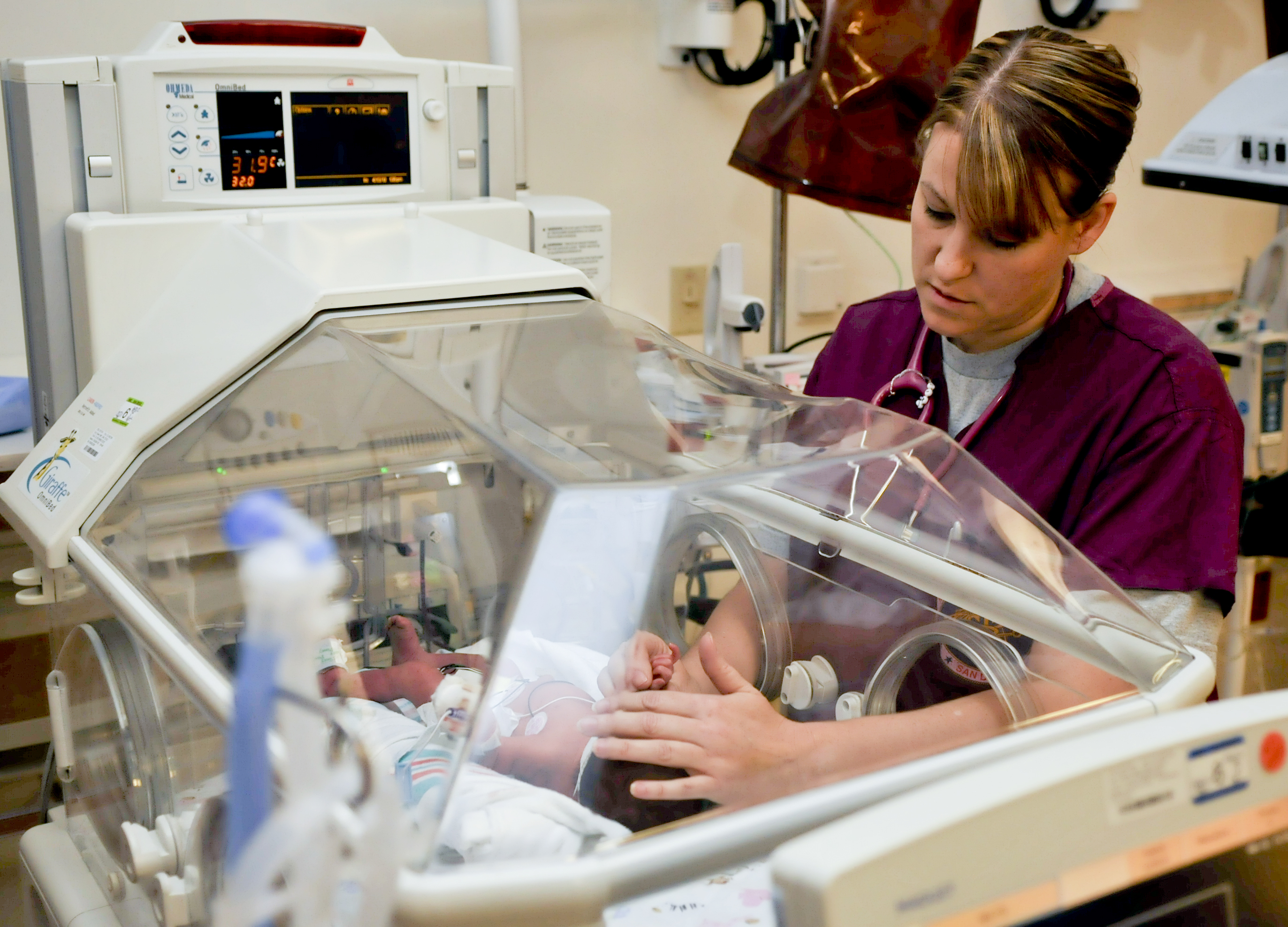 pielęgniarka noworodek inkubator szpital - flickr.com cc