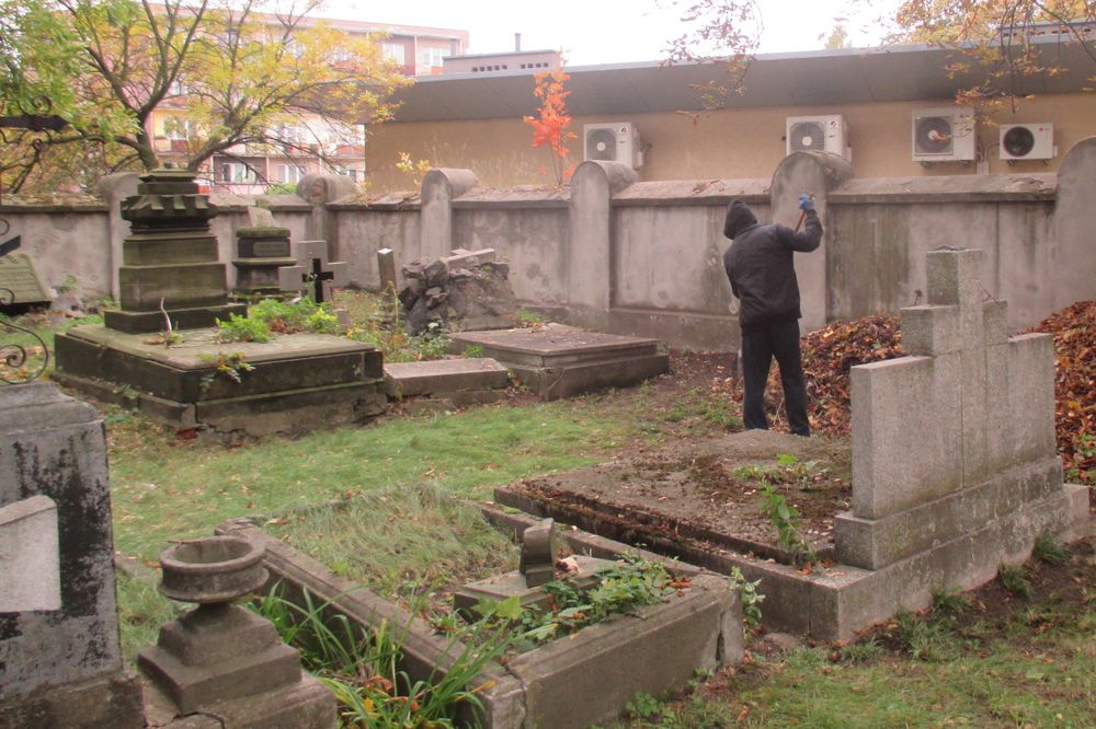 aresztanci sprzątają cmentarz - Danuta Synkiewicz