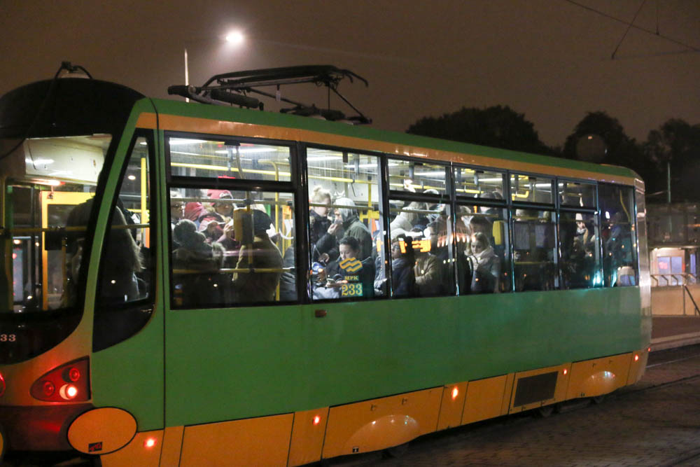 przystanek tramwajowy tłok studenci (11) - Leon Bielewicz
