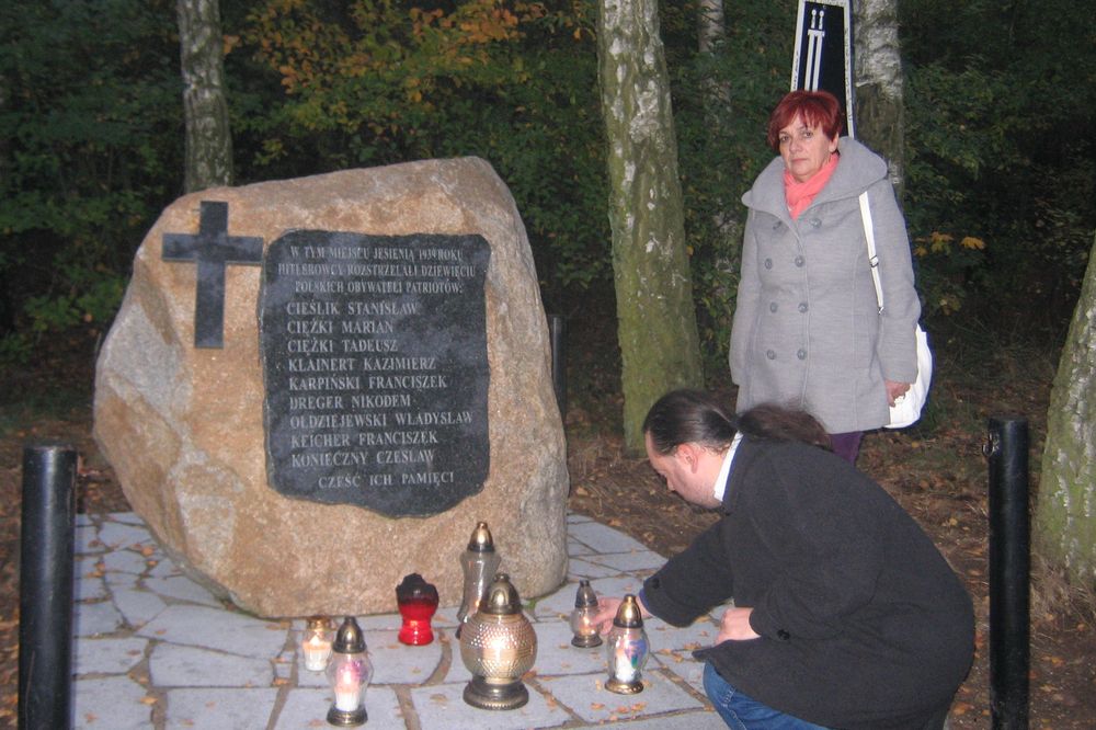 Obelisk w Lesie Bolechowskim k. Murowanej Gośliny