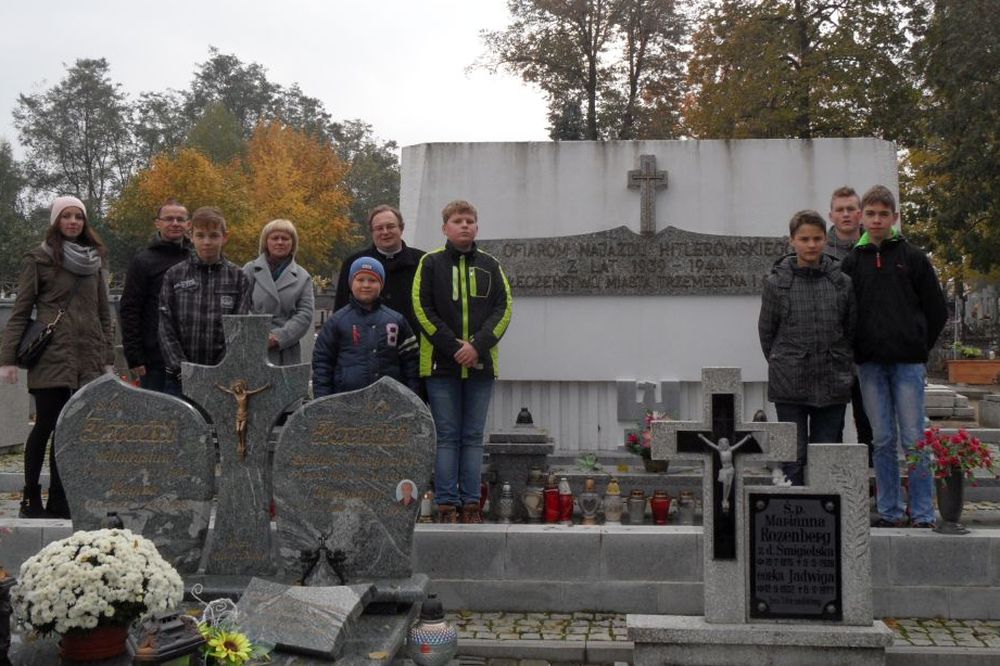 Znicze przy zbiorowej mogile poległych na cmentarzu w Trzemesznie