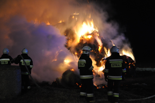 pożar balotów słomy - KW PSP w Poznaniu