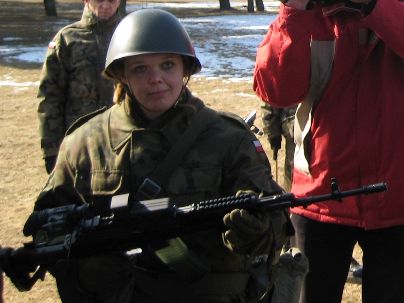 Żołnierz - kobieta z karabinem - Adam Michalkiewicz