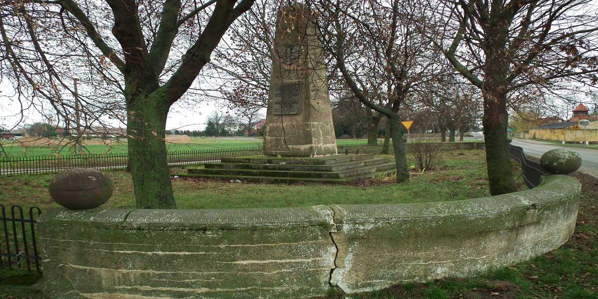 czerlejno obelisk - Wikipedia CC:MOs810 Zdjęcia przedstawia pomnik sprzed renowacji