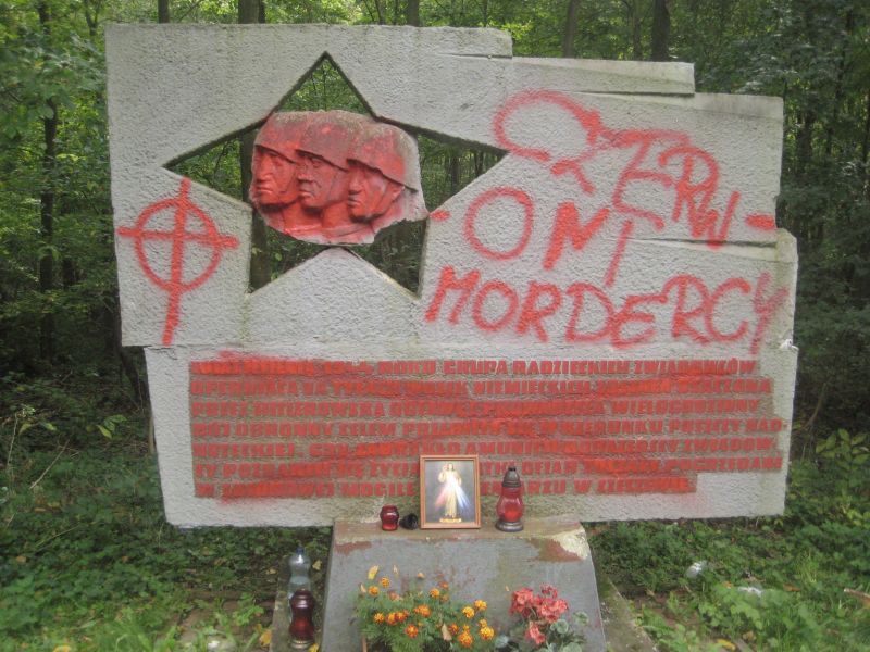 farba na pomniku sowieckim - Rafał Regulski