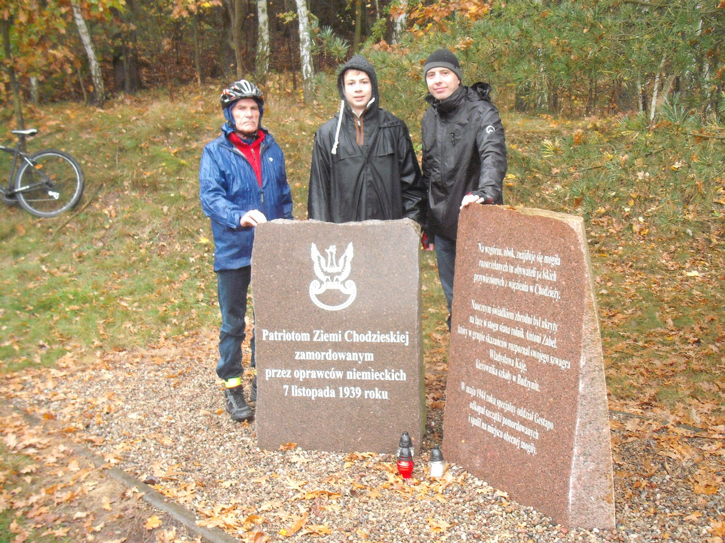 Mimo fatalnej pogody,  czterech rowerzystów z Piły wybrało się na Wzgórza Morzewskie by zapalić znicz pamięci