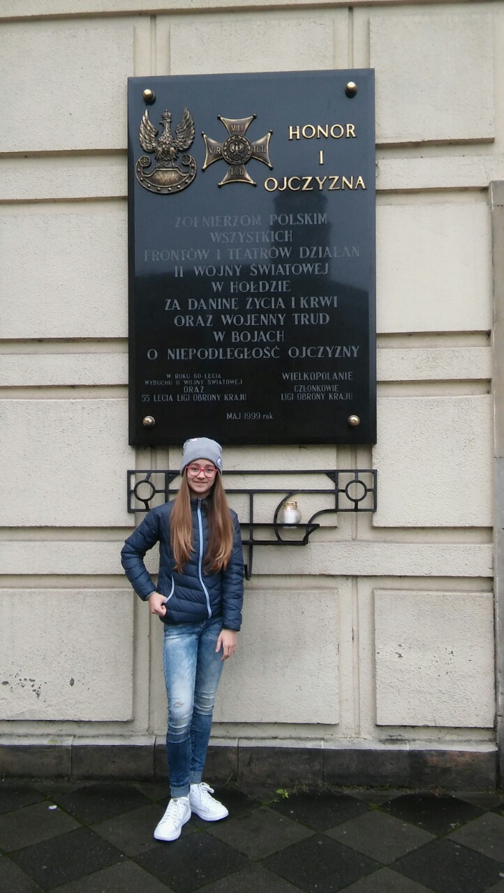 Laura Pollakowska SP 51 w Poznaniu kl. 6 A zapaliła znicz pod dawną siedzibą Gestapo w Poznaniu