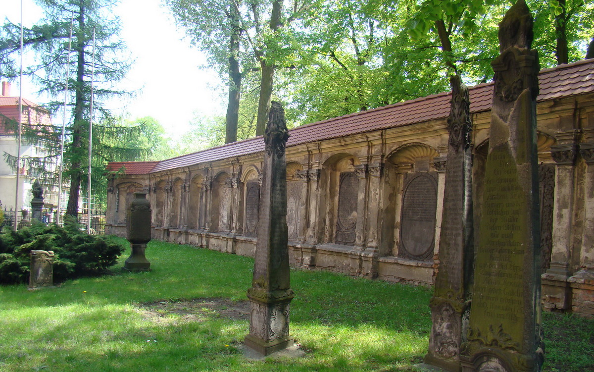 lapidarium w Lesznie - Parafia Świętego Krzyża w Lesznie