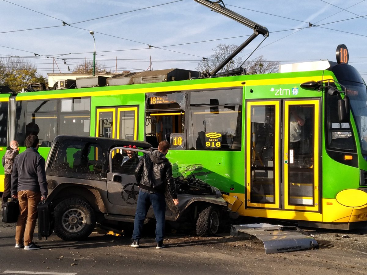 Kórnicka zderzenie samochodu z tramwajem - Twitter Wojciech Wybranowski