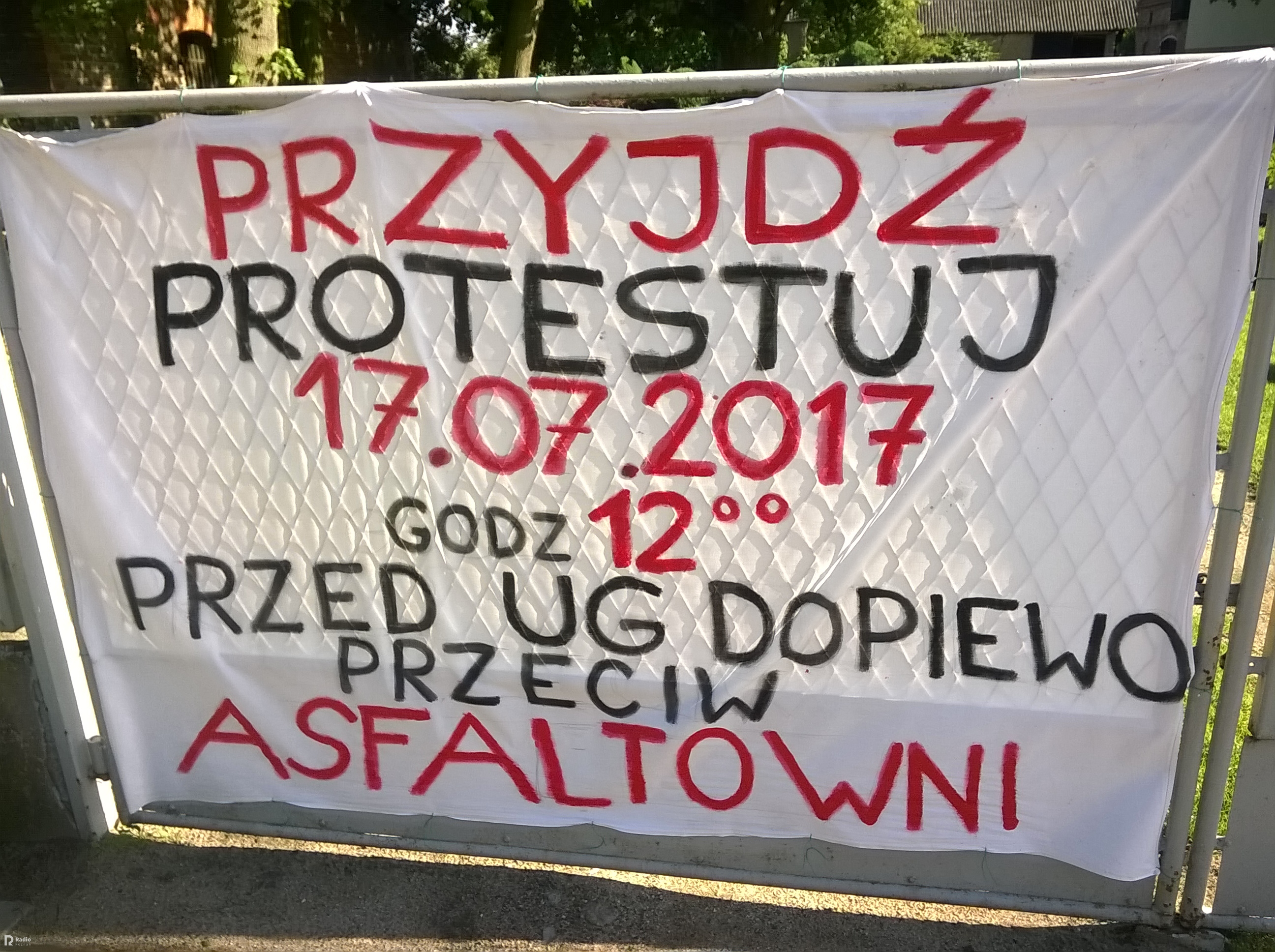 protest asfaltownia uwaga na podpis - Jacek Butlewski - zdjęcie z lipcowego protestu