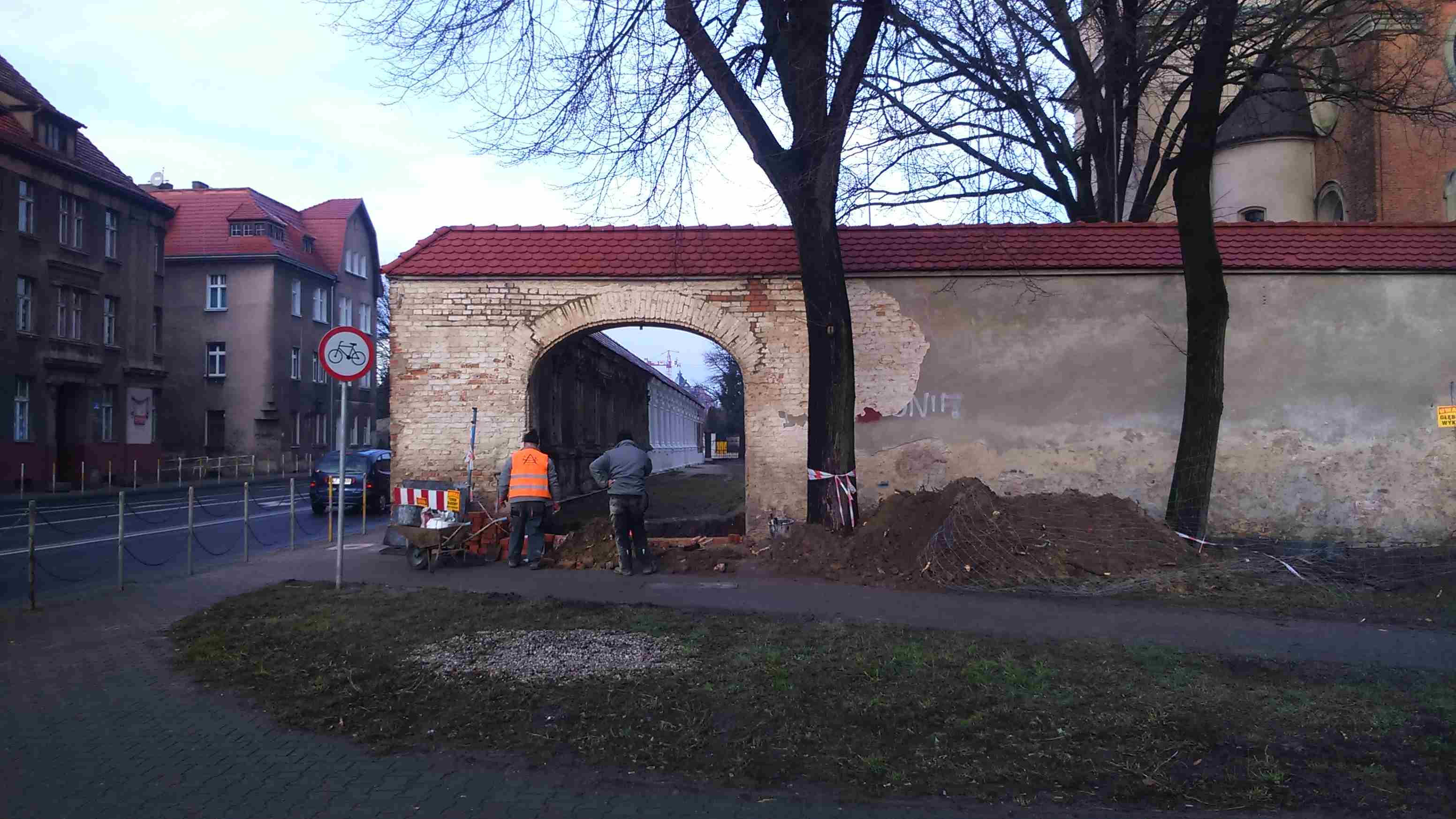 Odkryli zabytkową bramę Leszno - Jacek Marciniak
