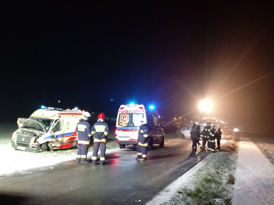 karetka ambulans wypadek - 112pila.pl