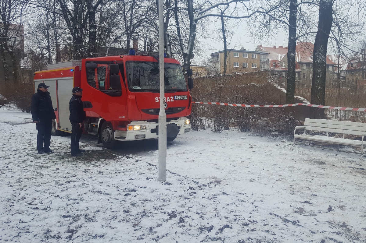 zawalony mur park wilsona śnieg zima straż - Michał Jędrkowiak