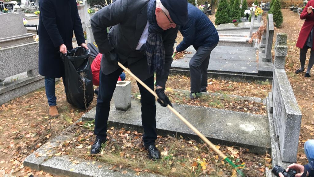prezydent jacek jaśkowiak sprząta grób powstańca - Adam Michalkiewicz