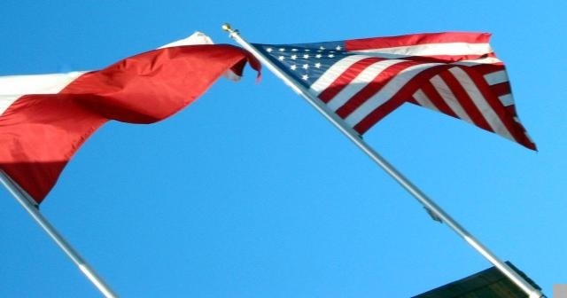 Flagi: polska i amerykańska
