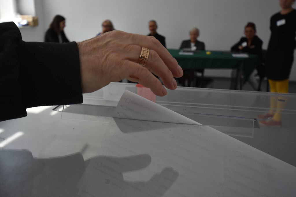 głosowanie urna ręka głos wybory - Wojtek Wardejn