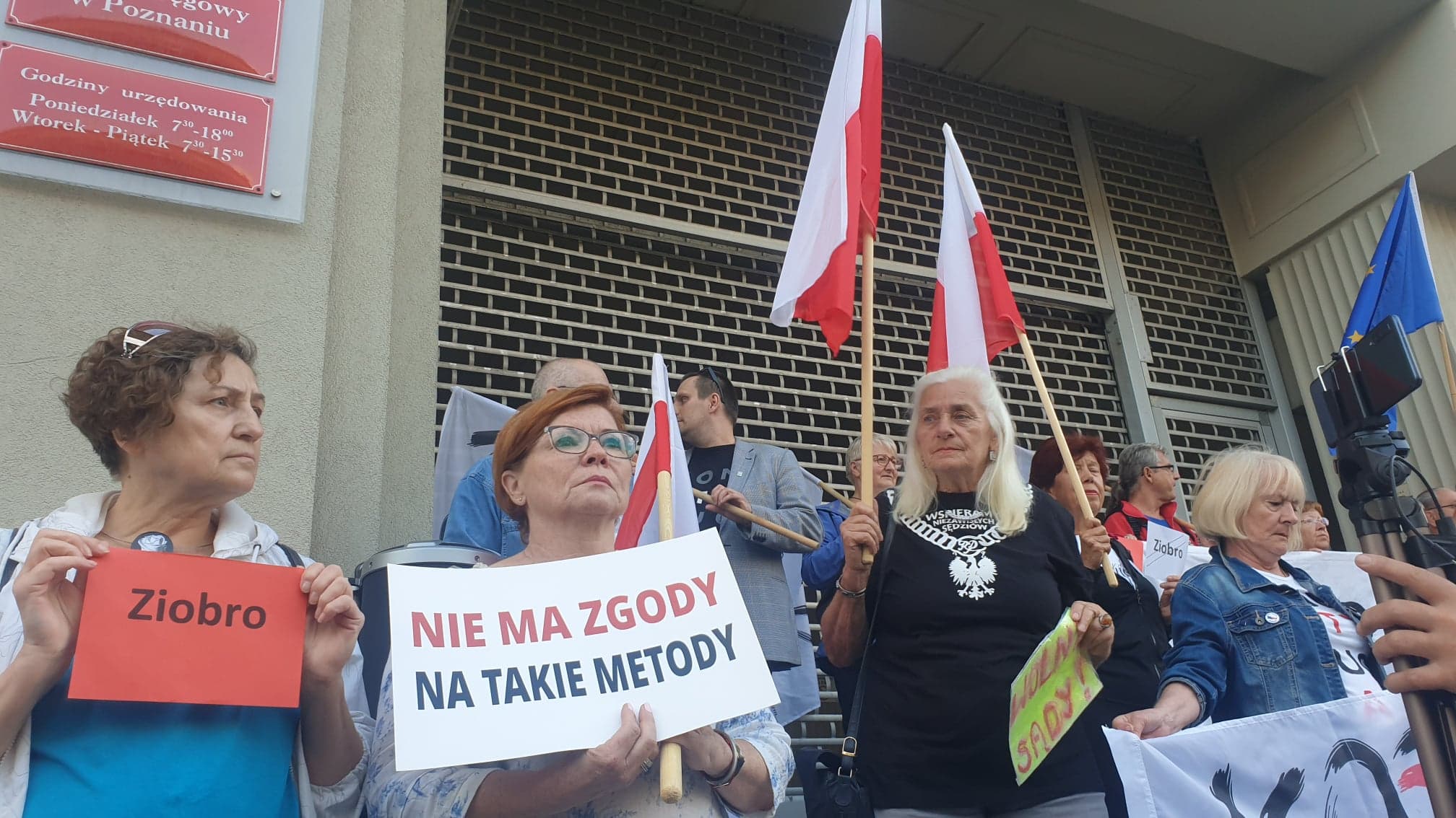 manifestacja wlkp KOD przed sądem w zw z aferą Piebiaka  - Michał Jędrkowiak 