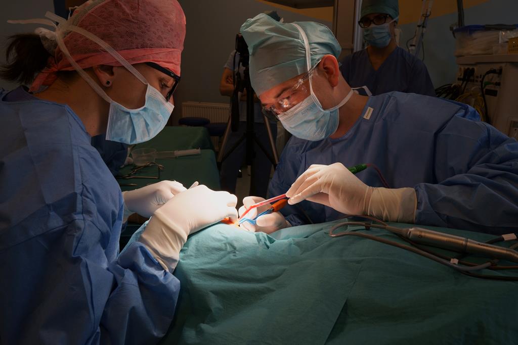 operacja implanty słuchowe Poznańska Klinika Otolaryngologii Uniwersytetu Medycznego  - Materiały prasowe