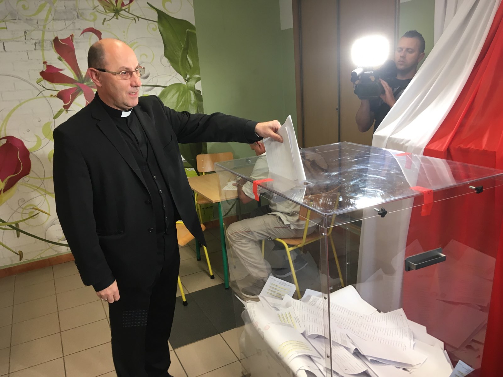 arcybiskup gnieźnieński Wojciech Polak głosuje 2019 - Rafał Muniak