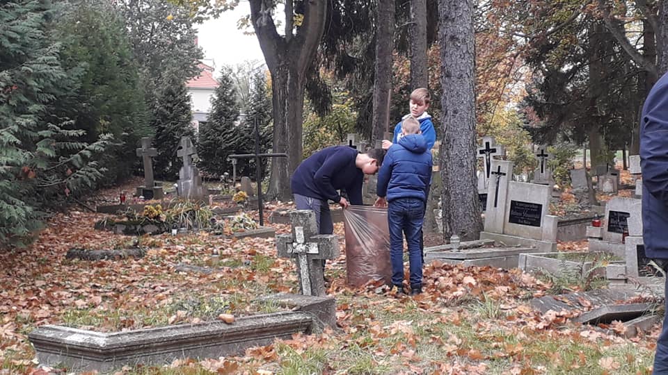 Pilska młodzież sprzątała cmentarz - FB: Pilska Młodzież 
