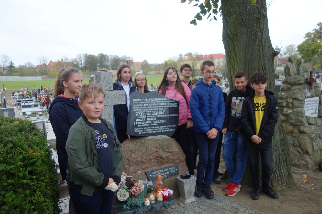 Obelisk poświęcony pamięci ks. Mateusza Zabłockiego, uczniowie Szkół Podstawowych nr 1 i 2 w Trzemesznie