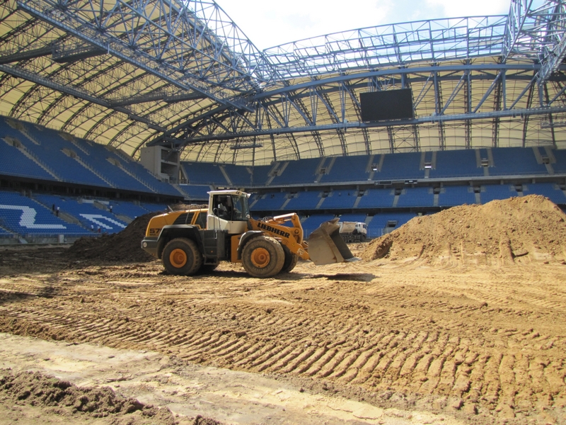 Stadion - wysypywanie piasku - Adam Michalkiewicz