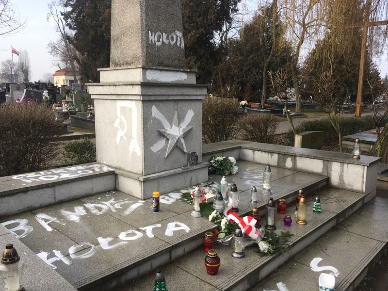 zdewastowany pomnik żołnierzy armii radzieckiej w Gnieźnie - Rafał Muniak