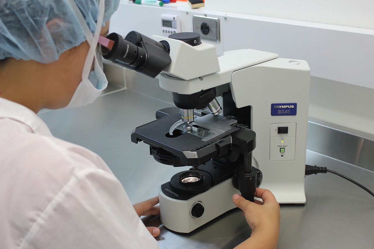 koronawirus laboratorium badanie analiza wirus mikroskop - Pixabay