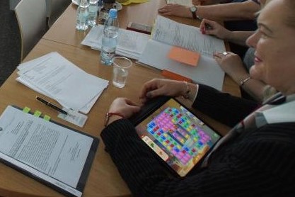 wodzińska gra na tablecie w czasie dyskusji  -  Urząd Marszałkowski Województwa Wielkopolskiego