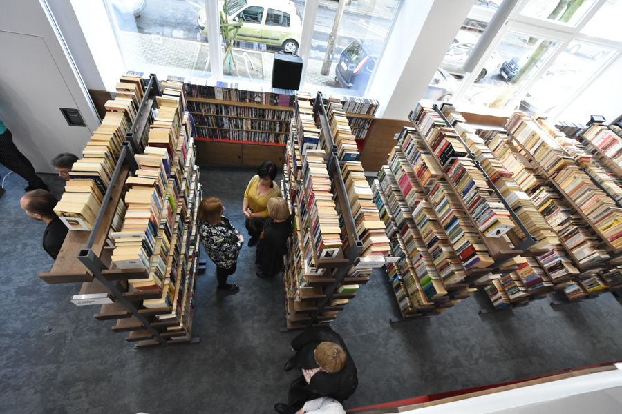 odnowiona biblioteka na lodowej łazarz - Wojtek Wardejn