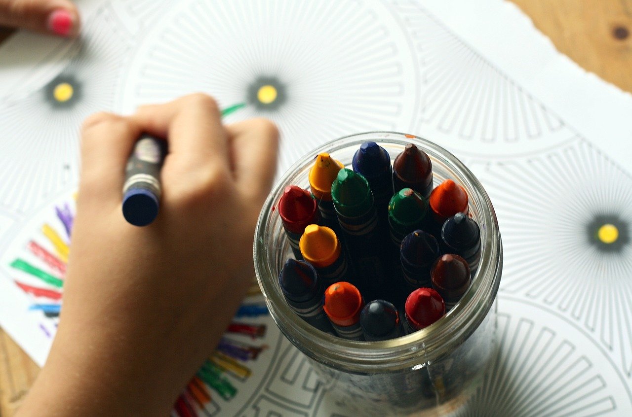 dzieci rysują przedszkole - Pixabay
