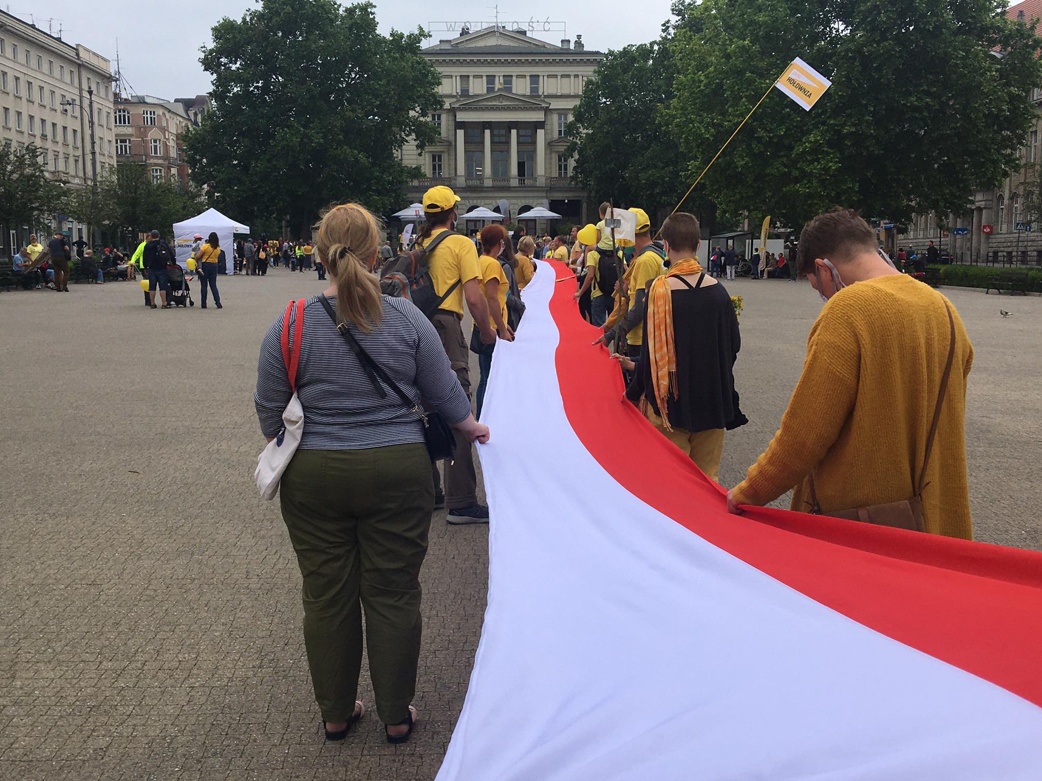 Sympatycy Hołowni rozwinęli ogromną flagę na placu Wolności - Jacek Butlewski