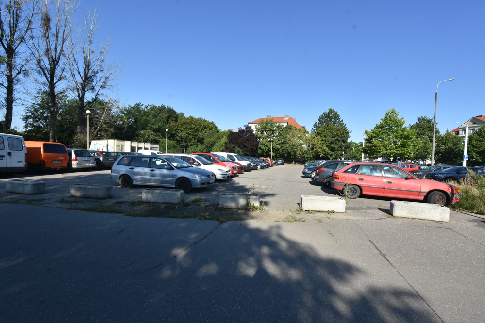 Poznaniak zwozi wraki na ogólnodostępny parking na Łazarzu - Wojtek Wardejn